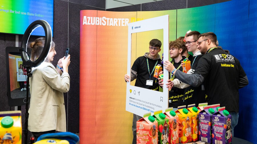 Jungsgruppe macht Bild vor Messewand