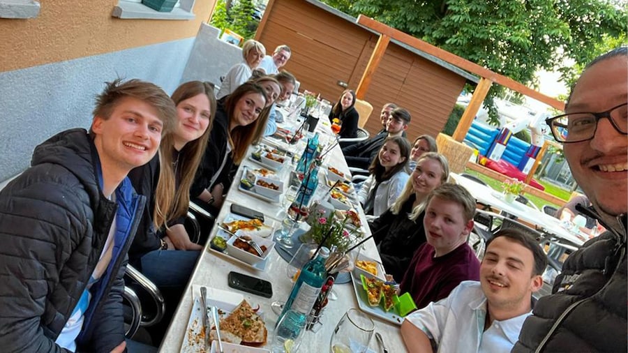 Gruppenfoto an gedecktem Tisch