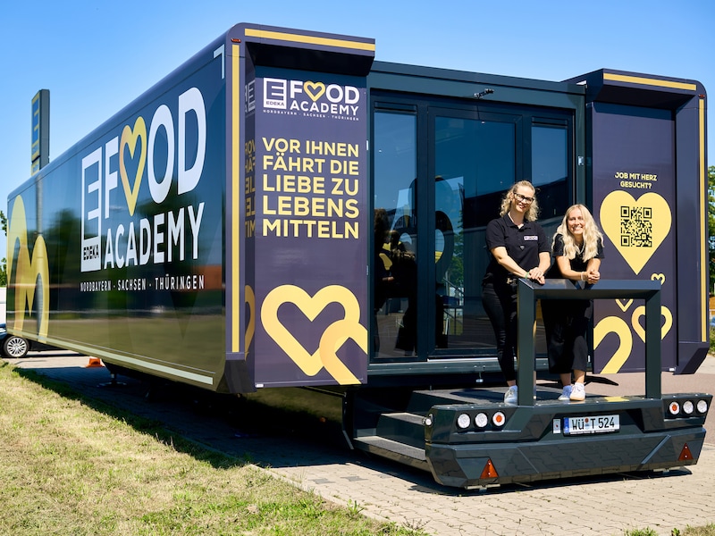 2 Mitarbeiterinnen stehen auf dem Food Academy Truck