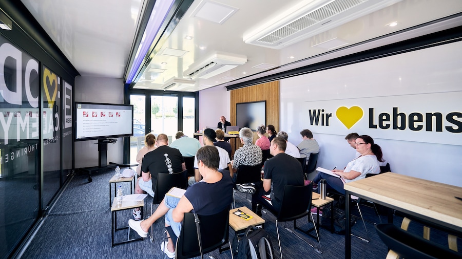 Im Truck sitzen mehrere Menschen bei einem Seminar