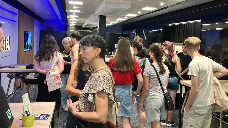 Mehrere Menschen besichtigen innen den Truck