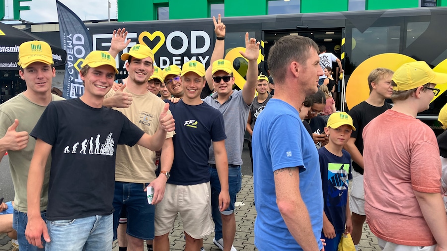 Gruppenfoto junger Leute vor dem Truck bei Marktkauf