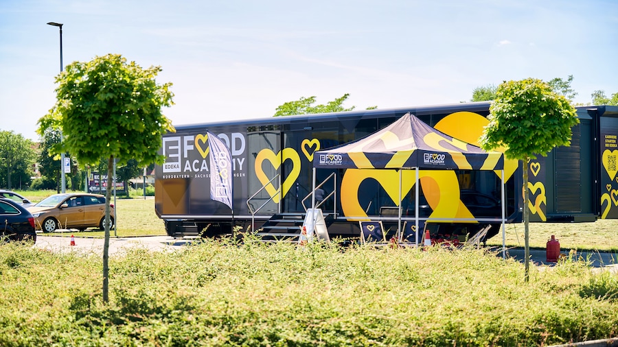 Gesamtbild vom Truck-Anhänger mit Pavillion davor