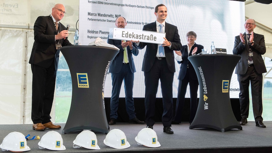 Reden auf Bühne beim Spatenstich zum Neubau Lager Marktredwitz