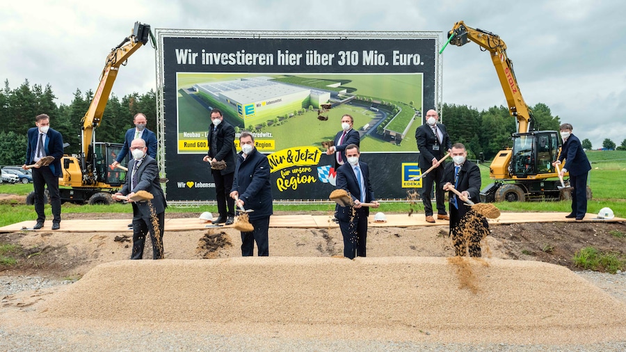 Gruppenbild beim Spatenstich zum Neubau Lager Marktredwitz