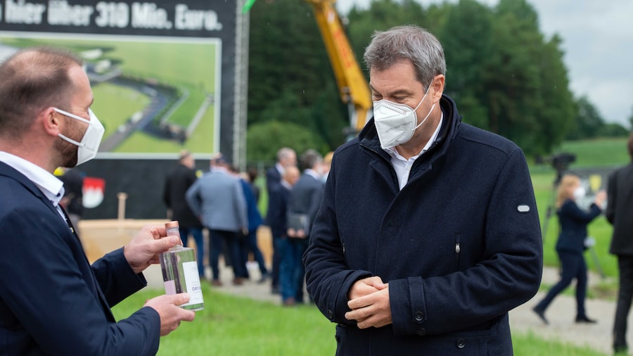 Hr. Lega & Hr. Soeder bei Praesentueberreichung zum Spatenstich Marktredwitz