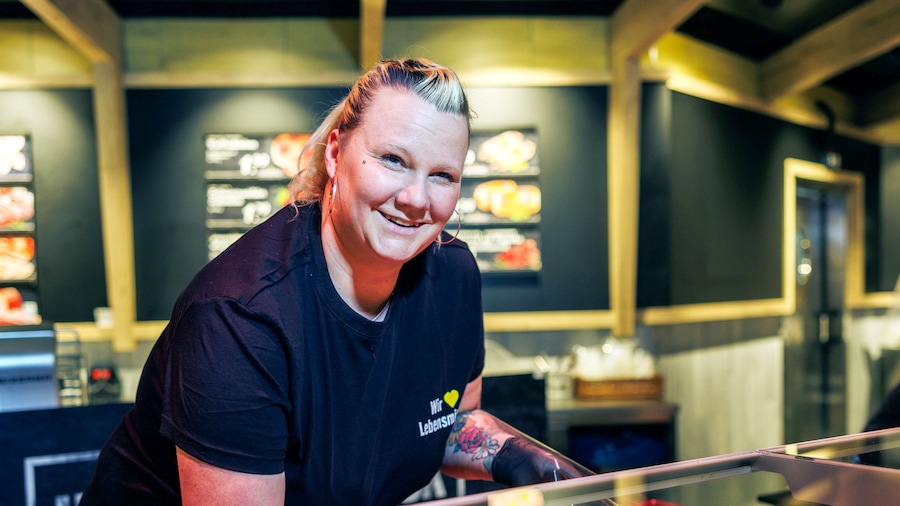 Mitarbeiterin an der Frischetheke