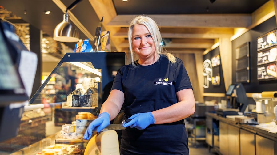 Mitarbeiterin an der Frischetheke