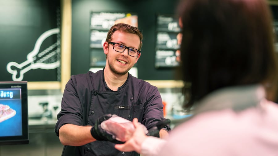 Mitarbeiter an der Frischetheke