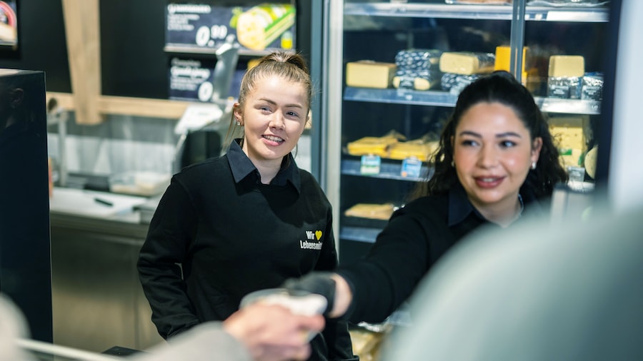 Mitarbeiterinnen an der Frischetheke