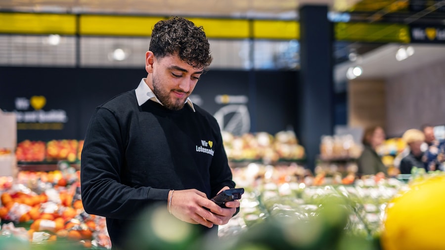 Mitarbeiter in der Obst- und Gemüseabteilung