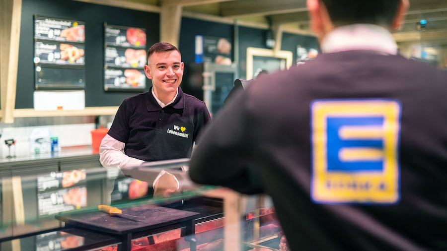 Mitarbeiter an der Bedientheke