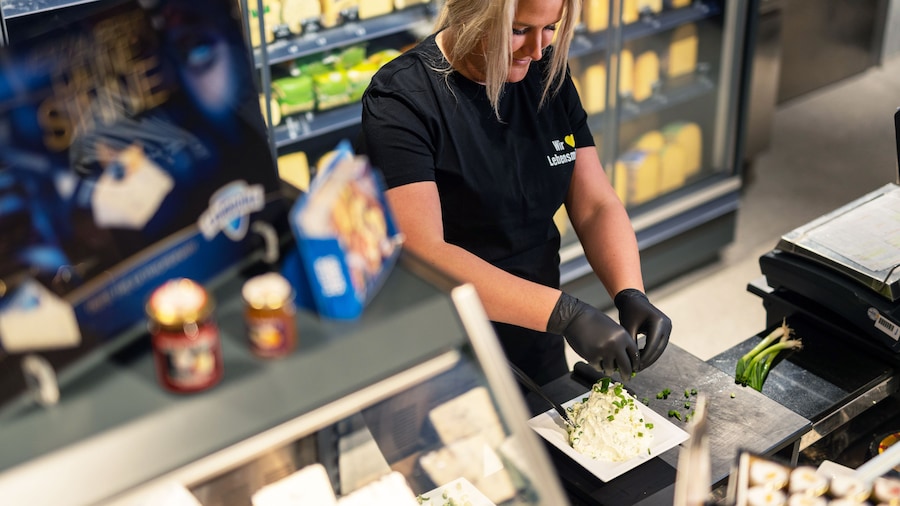 Mitarbeiterin an der Käsetheke