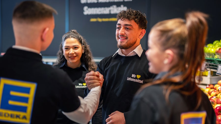 Vier Mitarbeiter in der Obst-und Gemüseabteilung