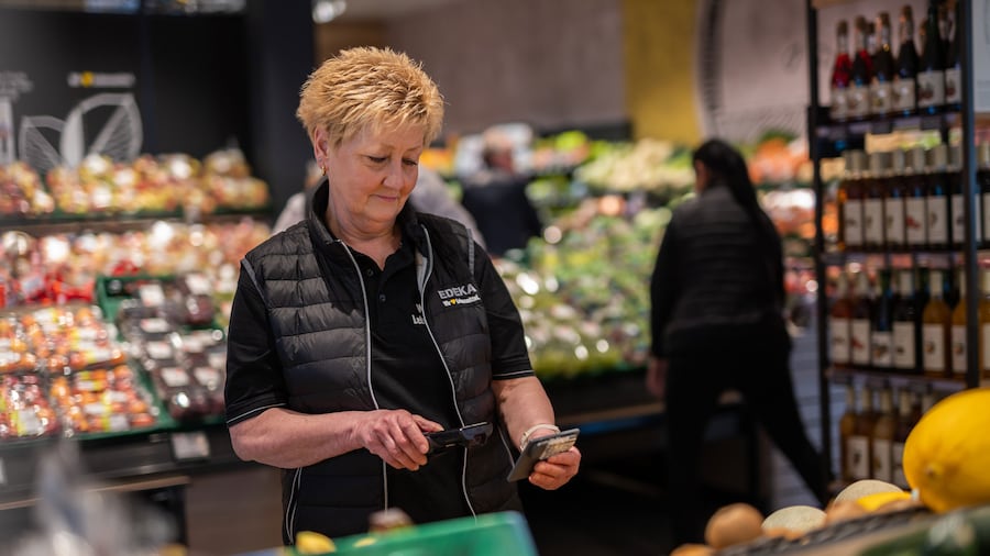 Mitarbeiterin in der Obst-und Gemüseabteilung