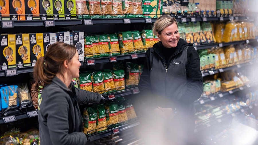 Mitarbeiterinnen vor dem Trockensortiment