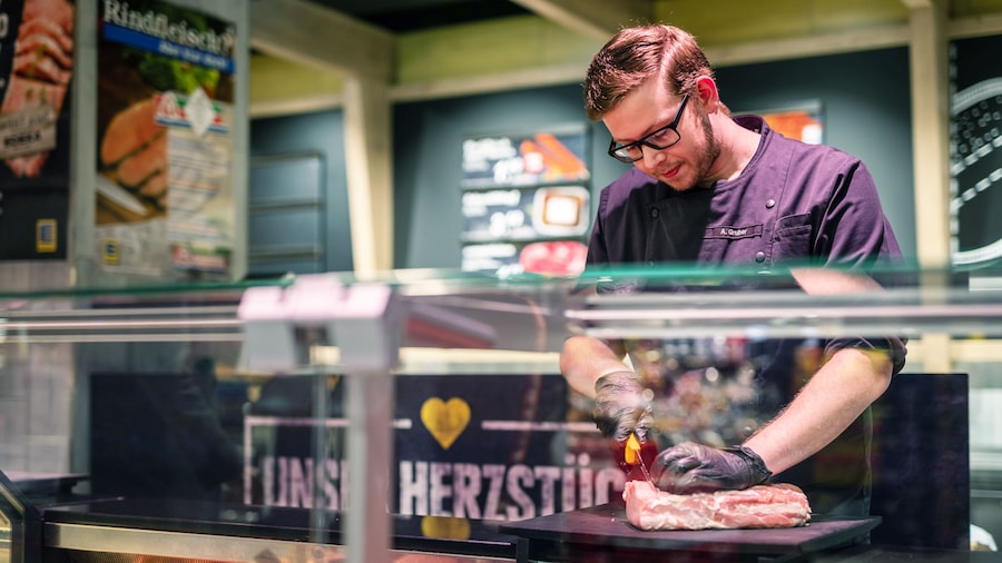 Mitarbeiter an der Bedientheke