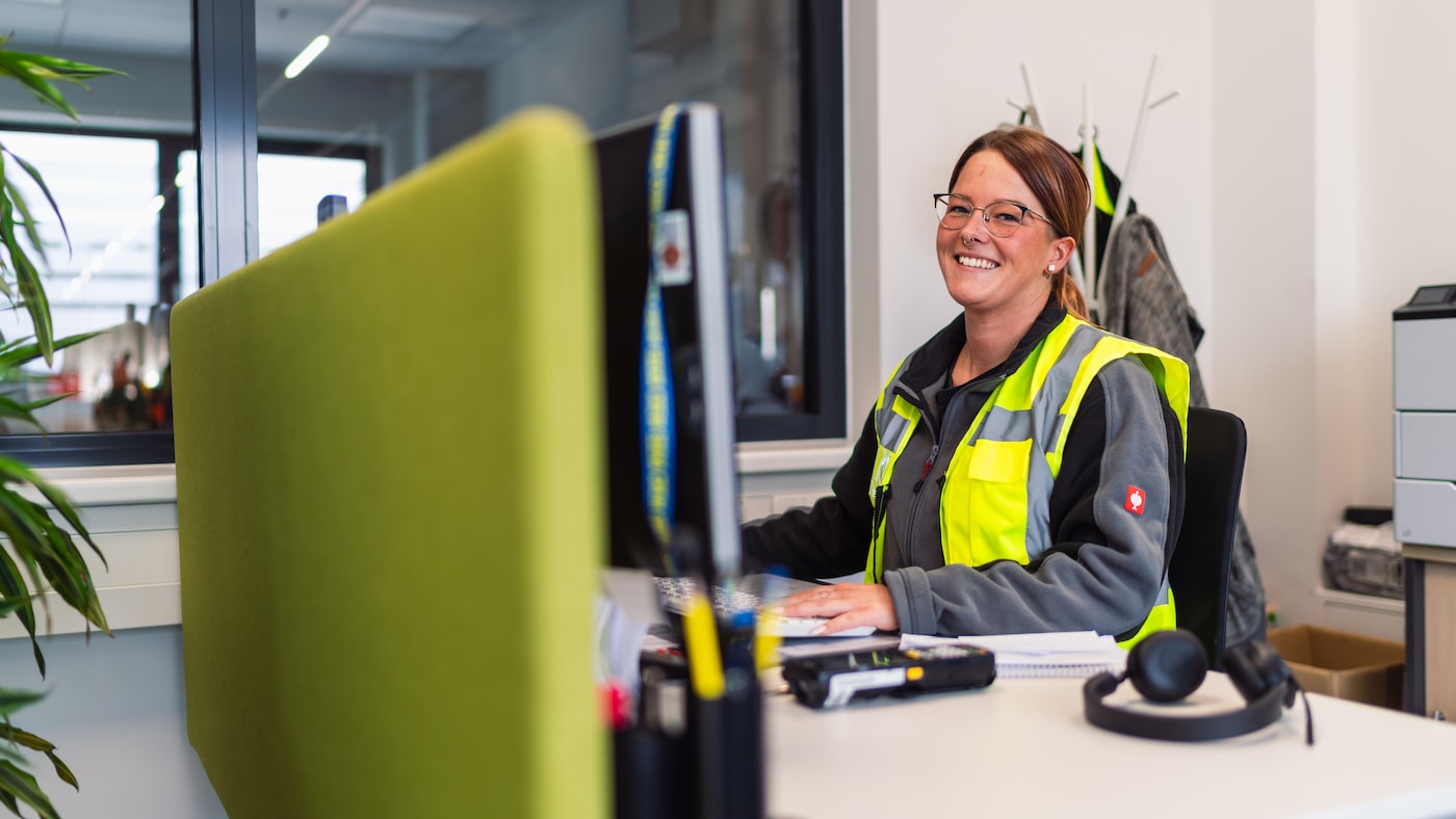 Büromitarbeiterin in der Logistik