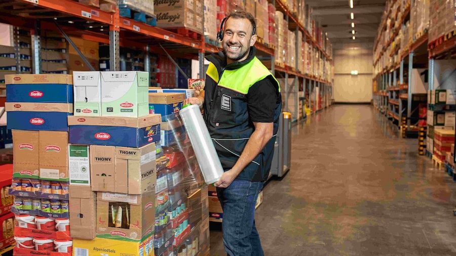 Mitarbeiter im Trockensortiment des EDEKA-Logistikzentrum in Trostberg