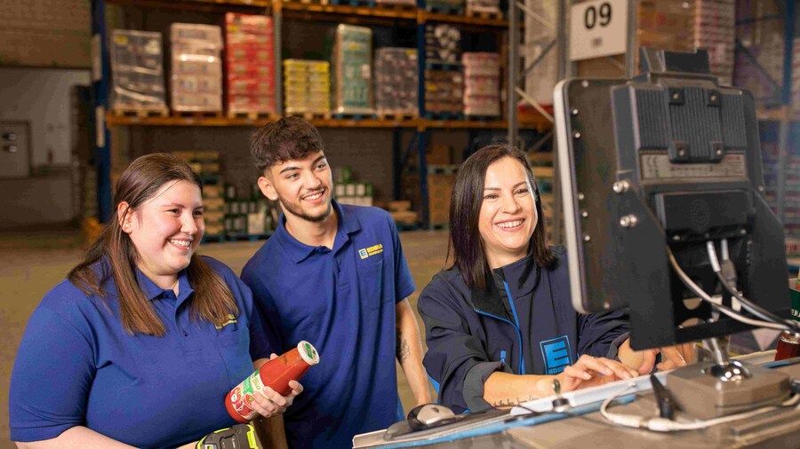 Auszubildende mit Ausbilderin im EDEKA Logistikzentrum in Eching