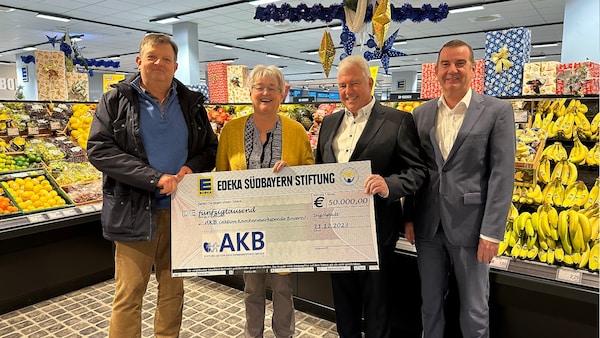 Spendenübergabe EDEKA Südbayern Stiftung an die AKB.