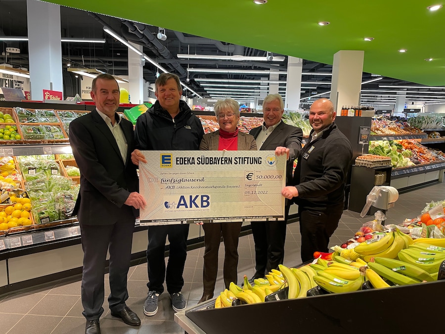 EDEKA Südbayern Stiftung übergibt 50.000 Euro an AKB