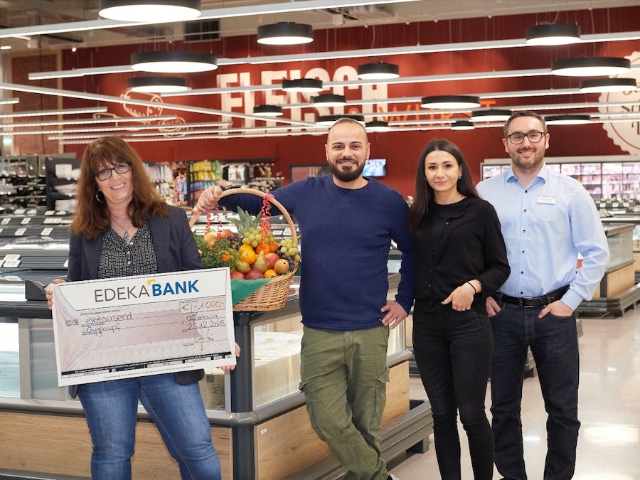 EDEKA Südwes Scheckübergabe Gugelhupf Cent Spende Mitarbeiter helfen 