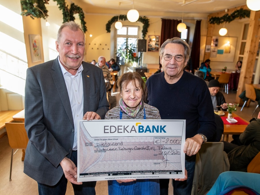 EDEKA Südwest Scheckübergabe Essenstreff Freiburg Cent-Spende Mitarbeiter unterstützen 