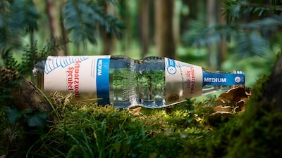 Wasserflasche liegt im Wald
