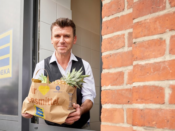 Kaufmann Petrovic vor dem EDEKA.