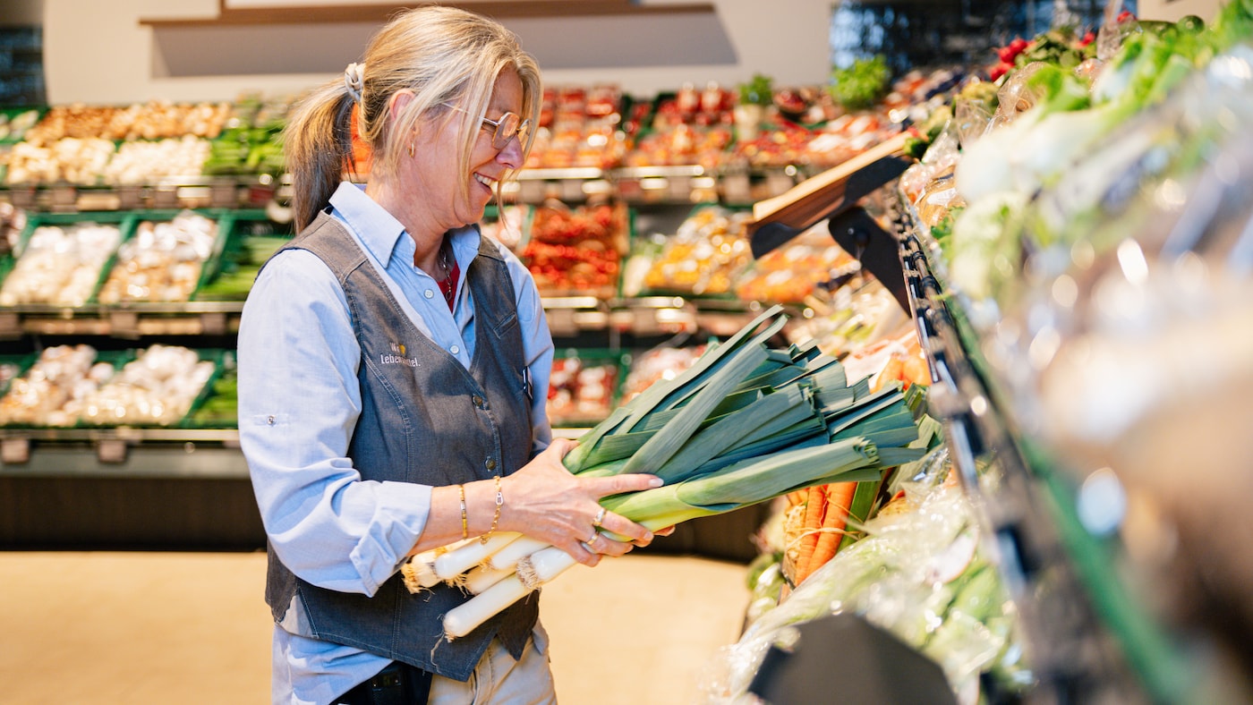 Mitarbeiterin in der Obst und Gemüseabteilung