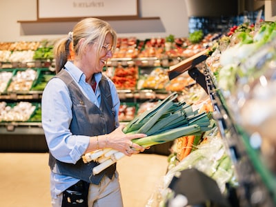 Mitarbeiterin in der Obst und Gemüseabteilung