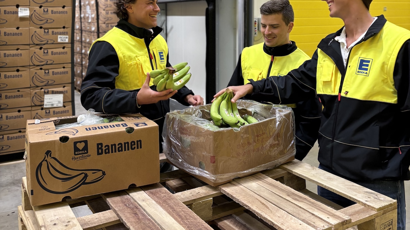 Mitarbeiter im Lager mit Bananenkisten.