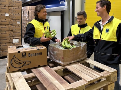 Mitarbeiter im Lager mit Bananenkisten.