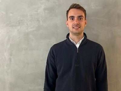 Ole Klindworth lächelt in die Kamera