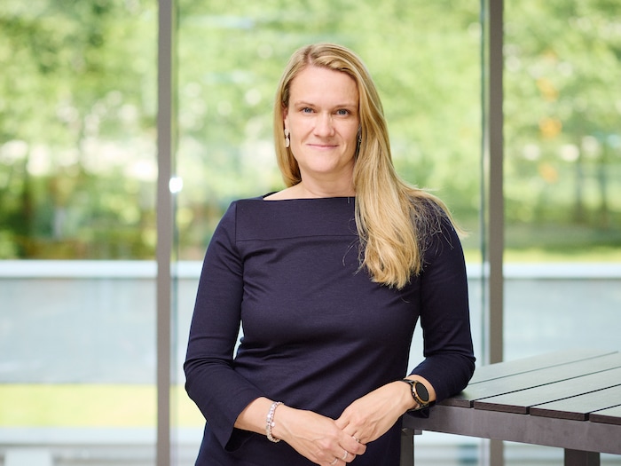 Andrea Dauterstedt schaut lächelnd in die Kamera.