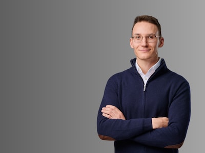 Leon averkamp im Portrait vor grauem Hintergrund