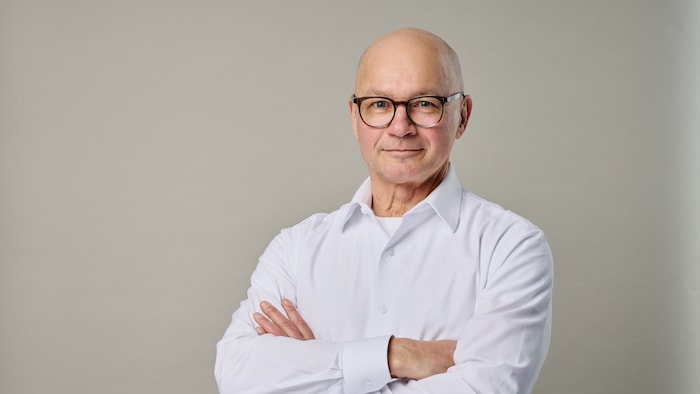 Norbert Fußer im Protrait vor grauem Hintergrund guckt professionell in die Kamera