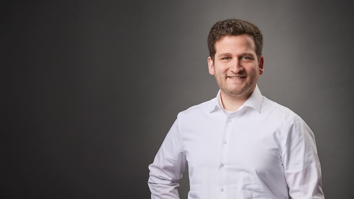Sebastian Kamp lächelt in die Kamera. 