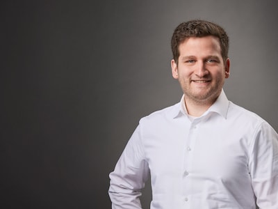 Sebastian Kamp lächelt in die Kamera. 