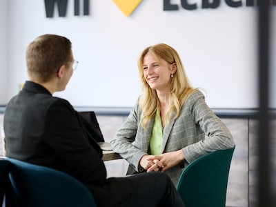 Zwei Kolleginnen im Gespräch.