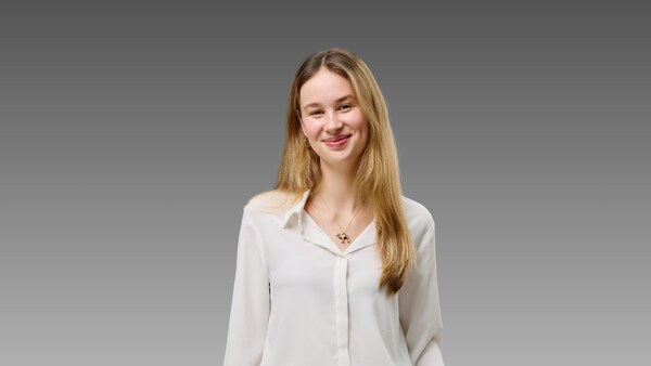 Clara Walter im Portrait vor grauen Hintergrund