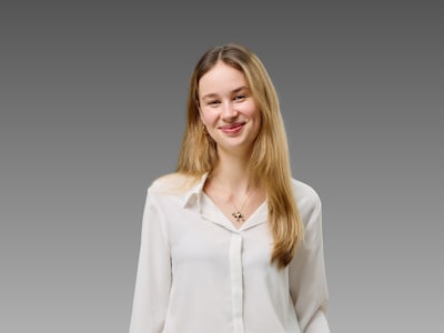 Clara Walter im Portrait vor grauen Hintergrund