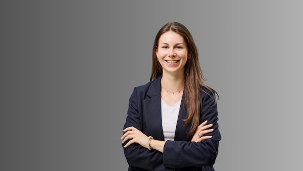 Laura Herwig vor grauem Hintergrund im Portrait