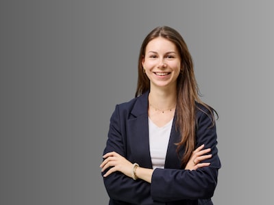 Laura Herwig vor grauem Hintergrund im Portrait