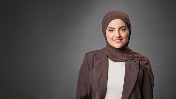 Lina Rahimi lächelt in die Kamera