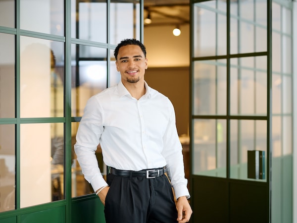 Scot-Simon im Portrait lächelt in die Kamera