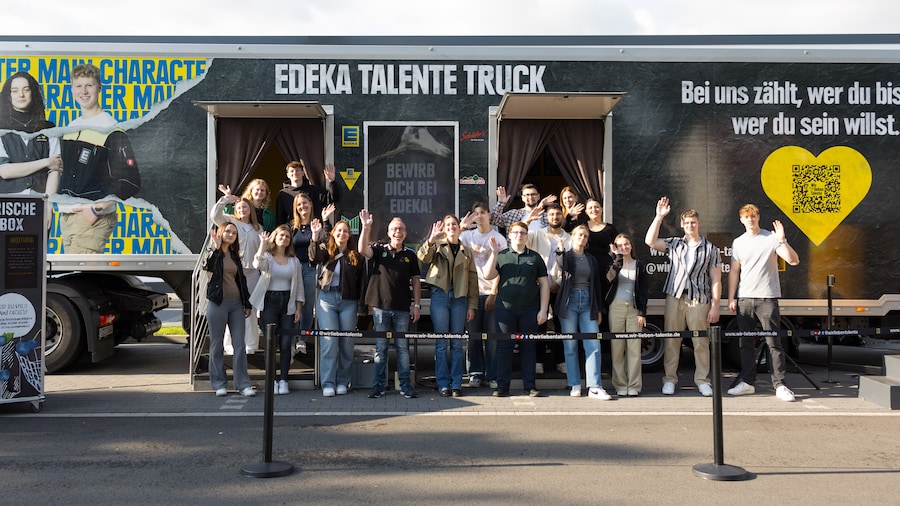 Gruppenfoto von Auszubildenden vor dem EDEKA Talente-Truck