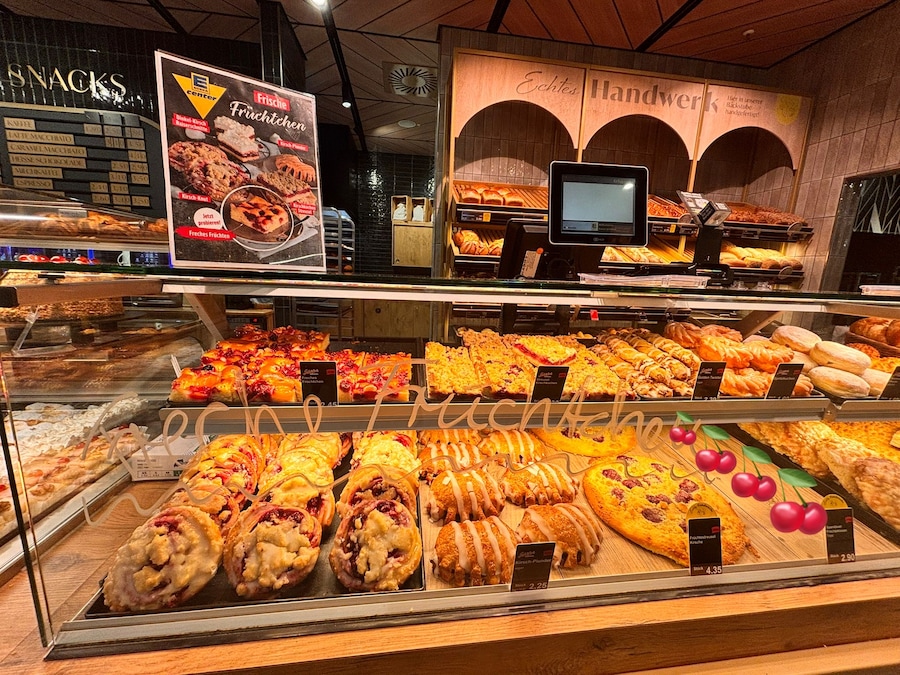 Verschiedene süße Backwaren sind liebevoll in der Bedientheke angerichtet.