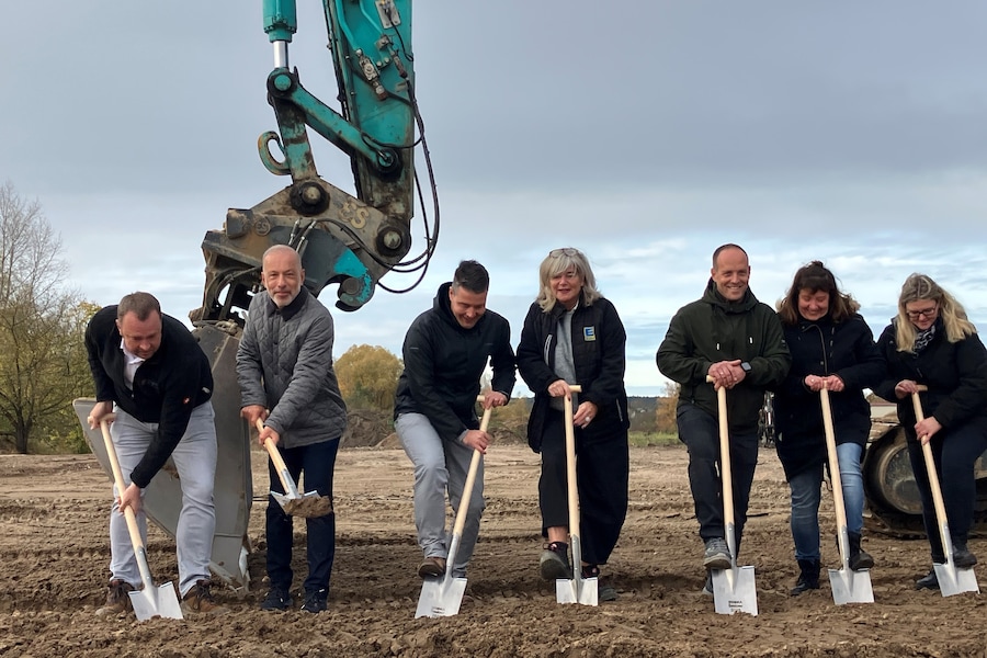 Vertreter der Stadt, des Bauunternehmens und der EDEKA Minden-Hannover beim Spatenstich in Seelow